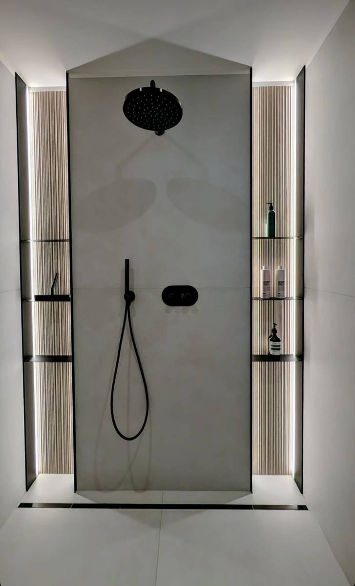 Douche à niches éclairées — SERENO sur Instagram